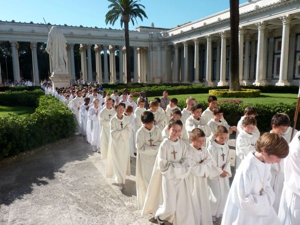 Servants-autel-Rome-St-Paul-hors-les-murs.jpg