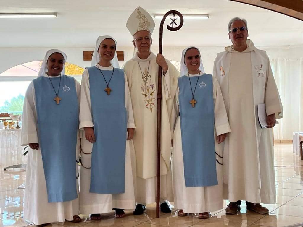 Fraternite-apostolique-Jesus-misericordieux-voeux-des-soeurs-Julie-Ketty-et-Sandrine-29-10-2022-Mgr-Aubry-et-fr-Manuel-Gol-les-hauts-La-Reunion.jpg