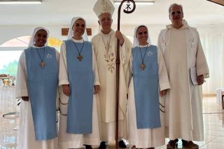 Fraternite-apostolique-Jesus-misericordieux-voeux-des-soeurs-Julie-Ketty-et-Sandrine-29-10-2022-Mgr-Aubry-et-fr-Manuel-Gol-les-hauts-La-Reunion.jpg