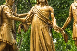 Jesus-est-depouille-de-ses-vetements.jpg