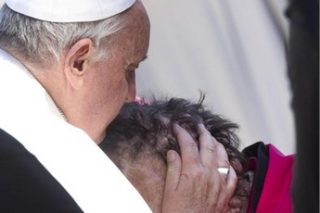 Le-Pape-François-embrasse-un-malade.jpg