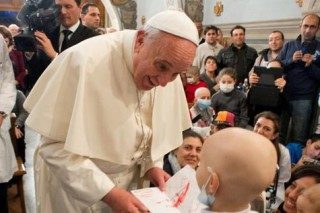 Le-pape-Francois-se-rend-aupres-d-enfants-hospitalises_article_main.jpg