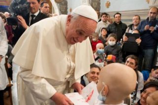 Le-pape-Francois-se-rend-aupres-d-enfants-hospitalises_article_main.jpg