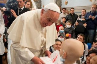 Le-pape-Francois-se-rend-aupres-d-enfants-hospitalises_article_main.jpg