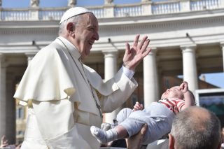 Pape-François-et-enfant.jpeg