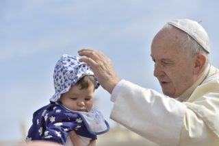 Pape-François-et-enfant1.jpeg