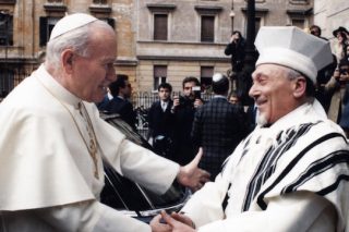 Pape-Jean-Paul-II-et-le-Grand-Rabbin-Toaff.jpg