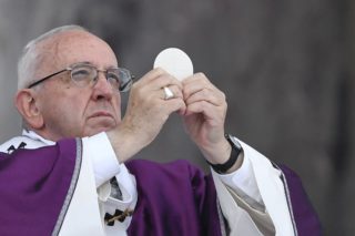 Pape-françois-eucharistie.jpg