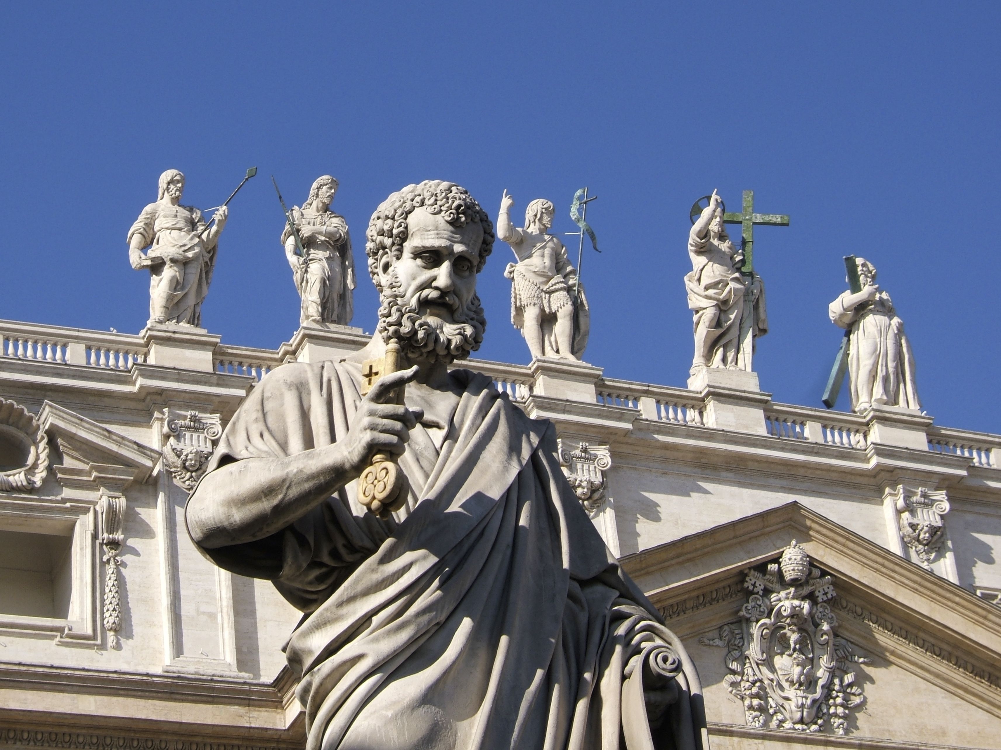 Saint-Pierre-apôtre-Place-Saint-Pierre-Vatican.jpg