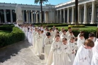 Servants-autel-Rome-St-Paul-hors-les-murs.jpg