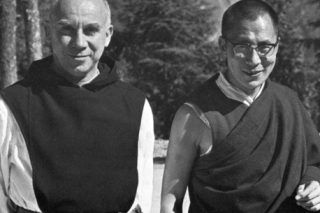 Thomas-Merton-avec-le-Dalai-Lama-en-1968.jpg